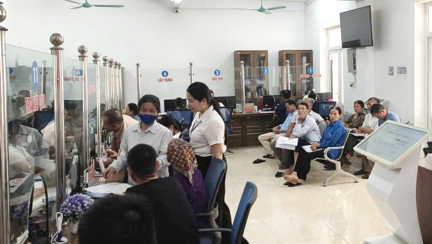 Các cơ quan, đơn vị, địa phương khẩn trương rà soát việc chấp hành kỷ luật, kỷ cương của cán bộ, công chức, viên chức trực tiếp tiếp nhận, giải quyết TTHC, nhất là tại Trung tâm Phục vụ hành chính công cấp tỉnh, cấp xã.