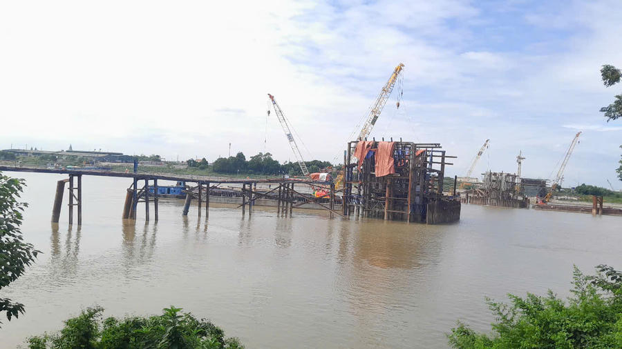 Cầu Mễ Sở thuộc dự án 7 cầu bắc qua sông Hồng đang tăng tốc thi công.