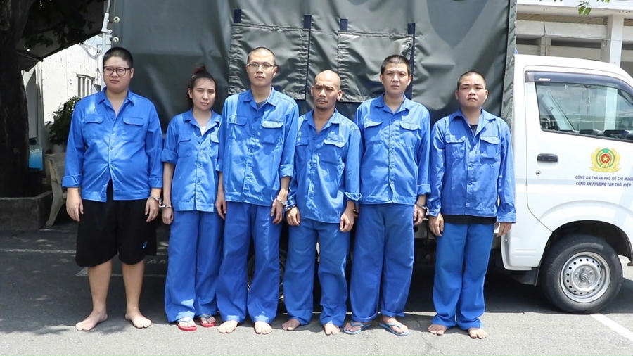 Từ trái sang phải, đối đối tượng Nguyễn Thanh Hải, Nguyễn Trần Bảo Trân, Lê Quốc Khánh, Lê Hiền Anh, Nguyễn Hoàng Nam và Đào Thanh Sang. (Ảnh: Công an TP HCM)