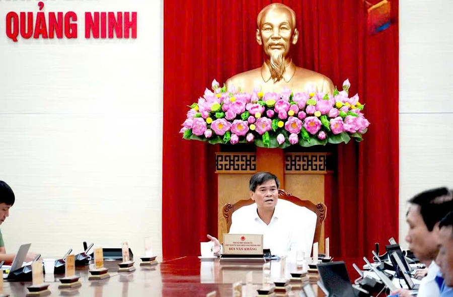 Chủ tịch UBND thành phố Bùi Văn Khắng phát biểu chỉ đạo tại cuộc họp.