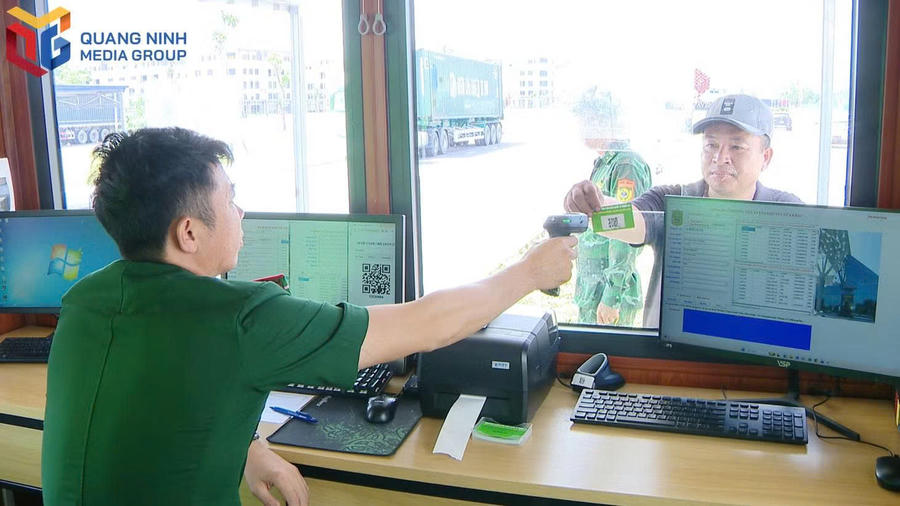 Phần mềm quản lý phương tiện ra vào cửa khẩu giúp rút ngắn thời gian kiểm soát thông tin, phương tiện hàng hóa.Ảnh: Báo Quảng Ninh