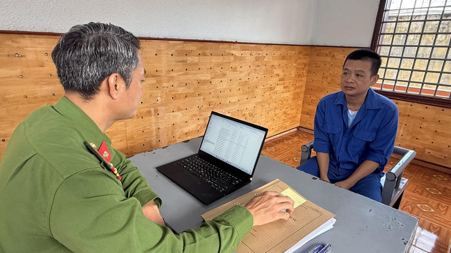 Đối tượng Nguyễn Viết Trường khai nhận hành vi nhận hối lộ tại cơ quan điều tra. (Ảnh: Công an tỉnh Đắk Lắk)