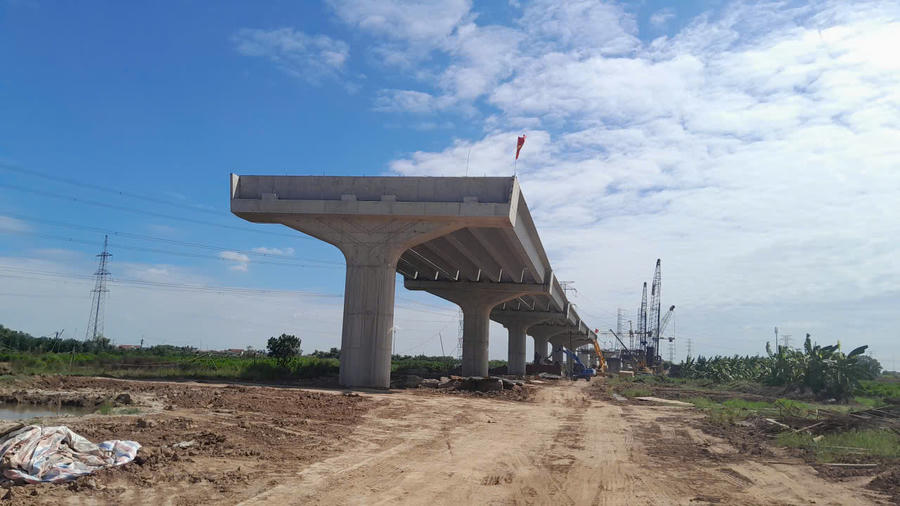 Cầu Mễ Sở thuộc dự án 7 cầu bắc qua sông Hồng đang tăng tốc thi công.