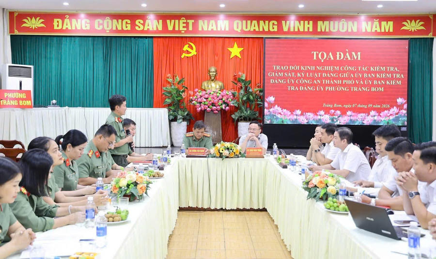 Các đại biểu tham dự buổi tọa đàm.