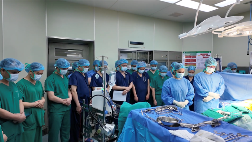Phút tri ân trước nghĩa cử cao đẹp của anh và gia đình. (Ảnh: Bệnh viện Bạch Mai) Phút tri ân trước nghĩa cử cao đẹp của anh và gia đình. (Ảnh: Bệnh viện Bạch Mai)