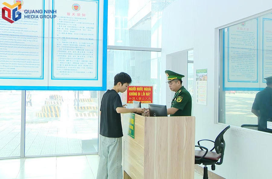 Phần mềm quản lý người ra vào cửa khẩu đã rút thời gian kiểm tra thông tin còn từ 2 đến 3 giây.Ảnh: Báo Quảng Ninh