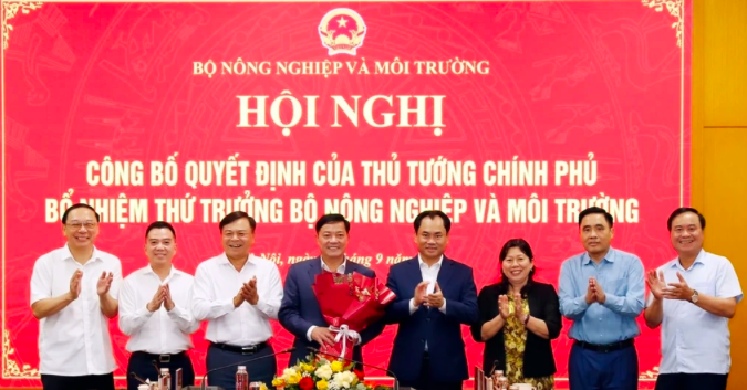 Bộ trưởng Trịnh Việt Hùng và 7 Thứ trưởng Bộ Nông nghiệp và Môi trường tặng hoa chúc mưng tân thứ trưởng Lê Trọng Yên.
