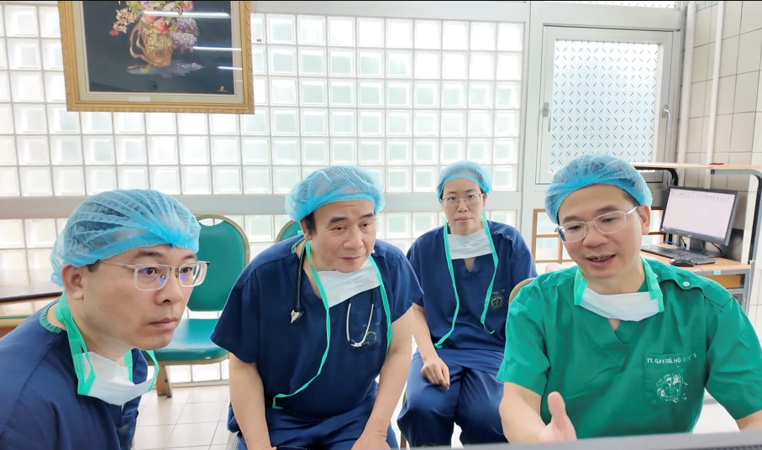 Hội đồng chuyên môn hội chẩn nhanh trong quá trình thực hiện lấy, ghép mô tạng. (Ảnh: Bệnh viện Bạch Mai)