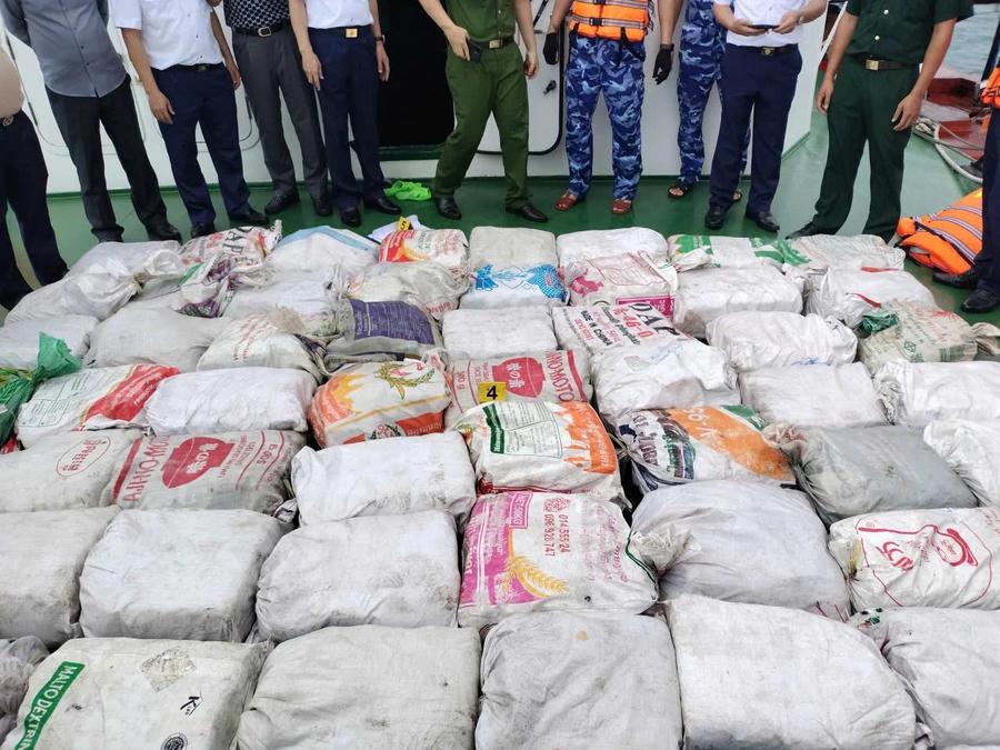 Hơn 1,1 tấn ma túy giấu trên tàu cá bị lực lượng chức năng bắt giữ. Ảnh: C04.