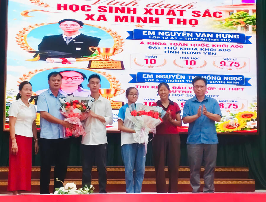 Em Nguyễn Thị Hồng Ngọc nhận khen thưởng cấp xã.