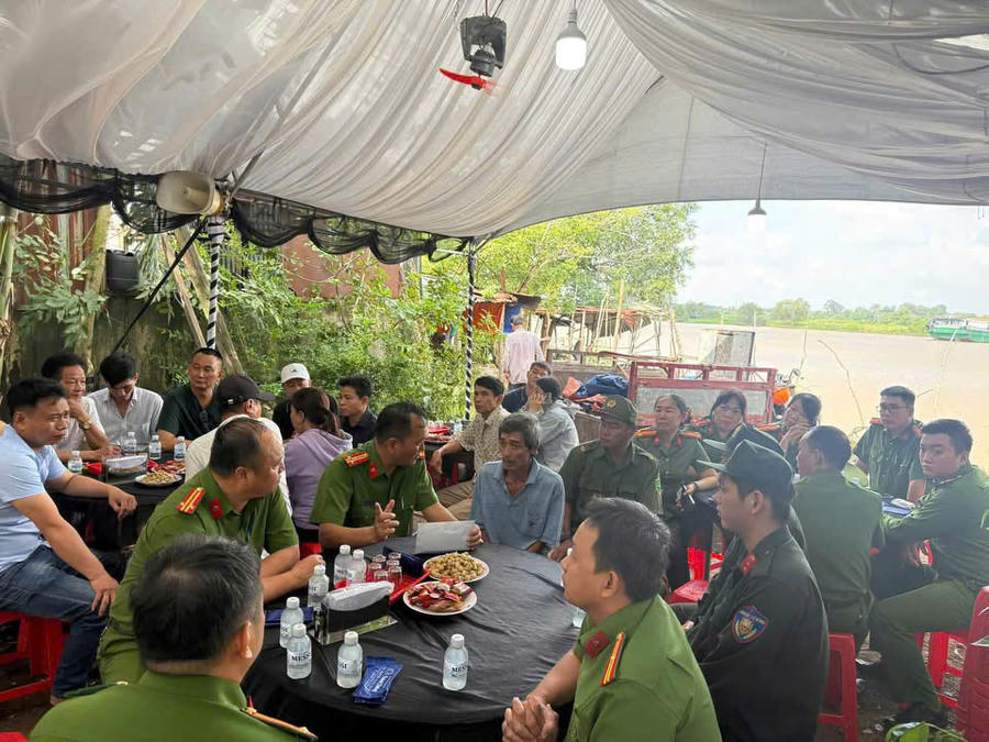 CA phường Long Hưng thăm hỏi, động viên gia đình.