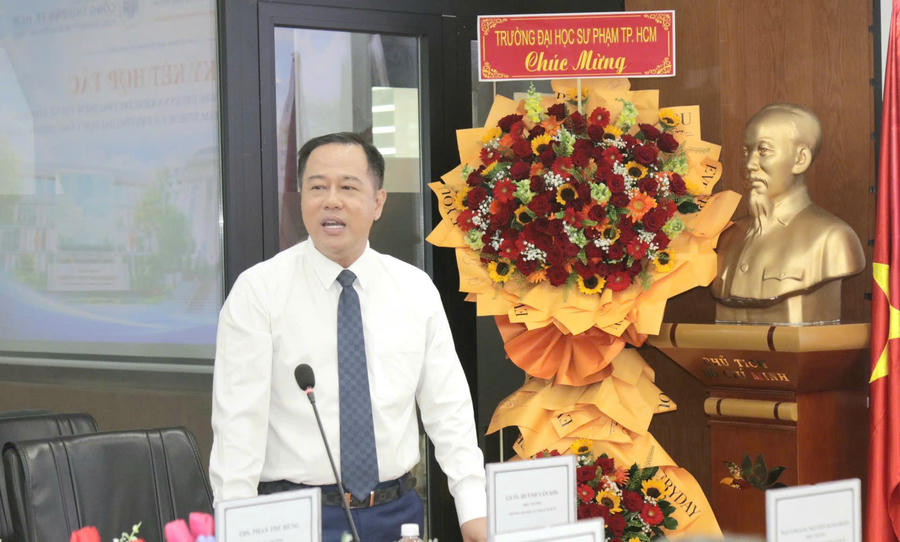 GS.TS. Huỳnh Văn Sơn – Hiệu trưởng HCMUE phát biểu tại buổi lễ - (Ảnh: Lê Tú)
