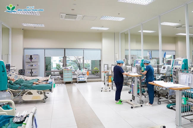 Các y bác sĩ khẩn trương triển khai các biện pháp cấp cứu, tuy nhiên do tình trạng tổn thương quá nặng, trẻ đã không qua khỏi. (Ảnh: Bệnh viện Nhi Trung ương)