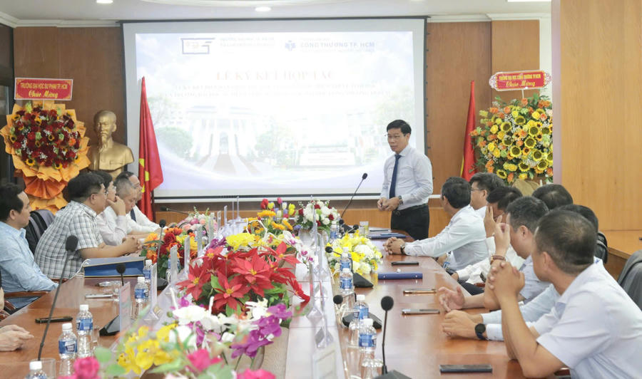 NGƯT.PGS.TS Nguyễn Xuân Hoàn – Hiệu trưởng HUIT phát biểu tại buổi lễ - (Ảnh: Lê Tú)