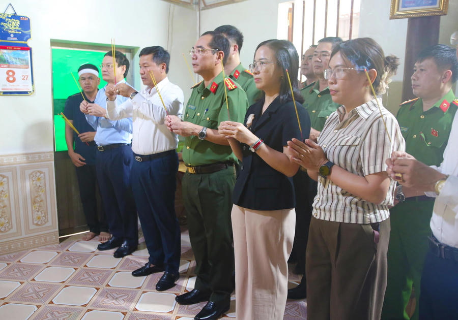 Đoàn công tác thắp hương viếng các nạn nhân.