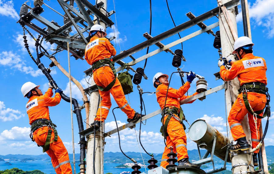 Công nhân ngành điện bảo dưỡng, sửa chữa hệ thống đường dây, góp phần bảo đảm vận hành an toàn, ổn định lưới điện trên địa bàn TP Quảng Ninh.