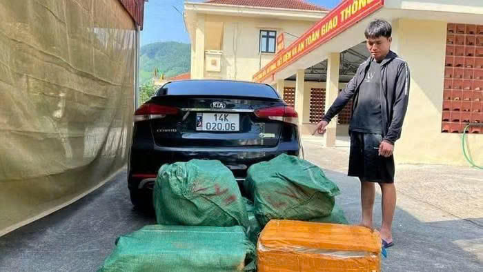 Đối tượng Phạm Văn Đạt cùng số nầm lợn đông lạnh không rõ nguồn gốc. Ảnh: Quang Thọ