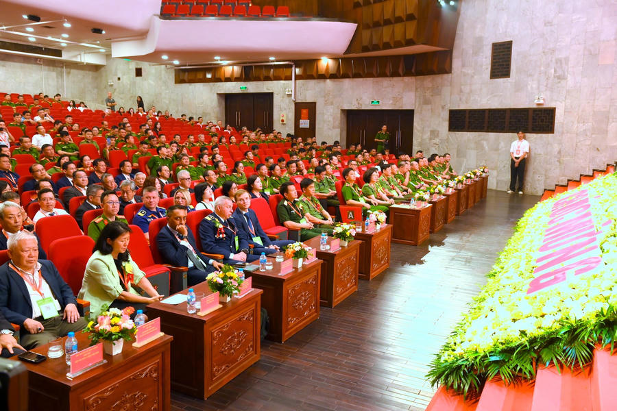 Các đại biểu dự Lễ khai mạc.