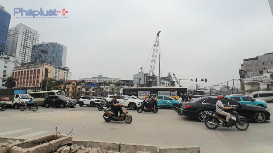 Dự án Vành đai 1 đoạn Hoàng Cầu - Voi Phục, cầu vượt Nguyễn Chí Thanh đang thi công.