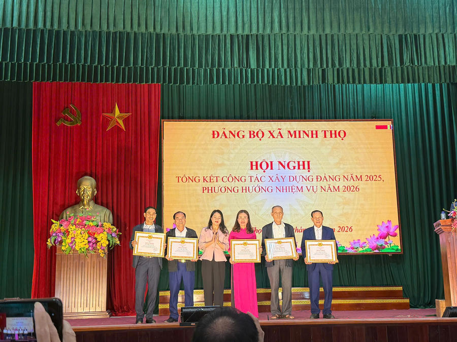 Cô Đàm Thị Diệu Thúy được Ban Chấp hành Đảng bộ tỉnh Hưng Yên tặng Bằng khen..