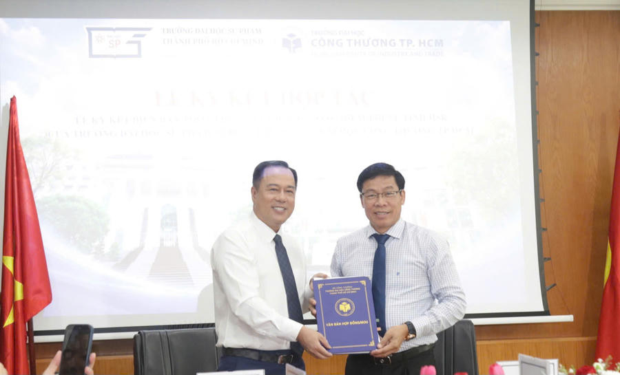 NGƯT.PGS.TS Nguyễn Xuân Hoàn – Hiệu trưởng HUIT (bên phải) và GS.TS. Huỳnh Văn Sơn – Hiệu trưởng HCMUE (bên trái) ký kết hợp tác điểm thi vệ tinh HSK - (Ảnh: Lê Tú)