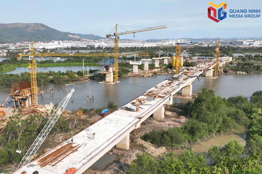 Ban QLDA đầu tư xây dựng khu vực II đang tập trung đẩy nhanh tiến độ thi công dự án đường ven sông.Ảnh: Báo Quảng Ninh Ban QLDA đầu tư xây dựng khu vực II đang tập trung đẩy nhanh tiến độ thi công dự án đường ven sông.Ảnh: Báo Quảng Ninh