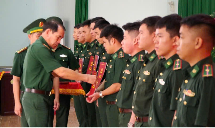 Lãnh đạo Ban Chỉ huy BĐBP tỉnh Tây Ninh trao Quyết định cho các Quân nhân chuyên nghiệp - (Ảnh: BĐBP Tây Ninh)