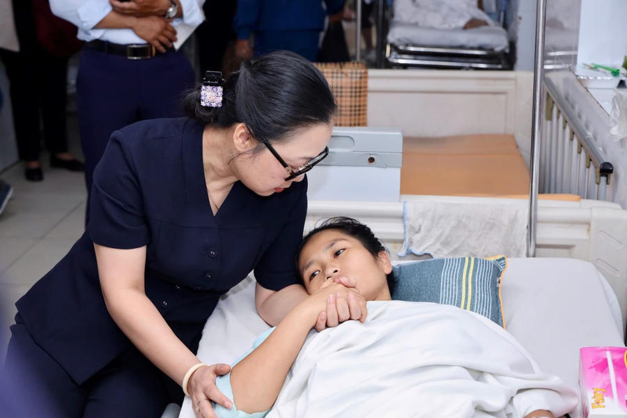 Thứ trưởng Nguyễn Thị Quyên Thanh thăm hỏi, động viên cô giáo Hoàng Thị Hiền. Ảnh: Bộ GD-ĐT.