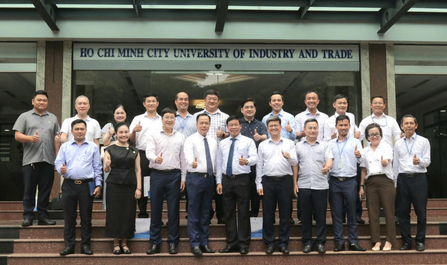 Lãnh đạo và giảng viên hai trường đại học thể hiện quyết tâm xây dựng điểm thi vệ tinh tại HUIT trở thành một trong những điểm thi xuất sắc trên thế giới như HCMEU đã làm được trong thời gian qua - (Ảnh: Lê Tú)