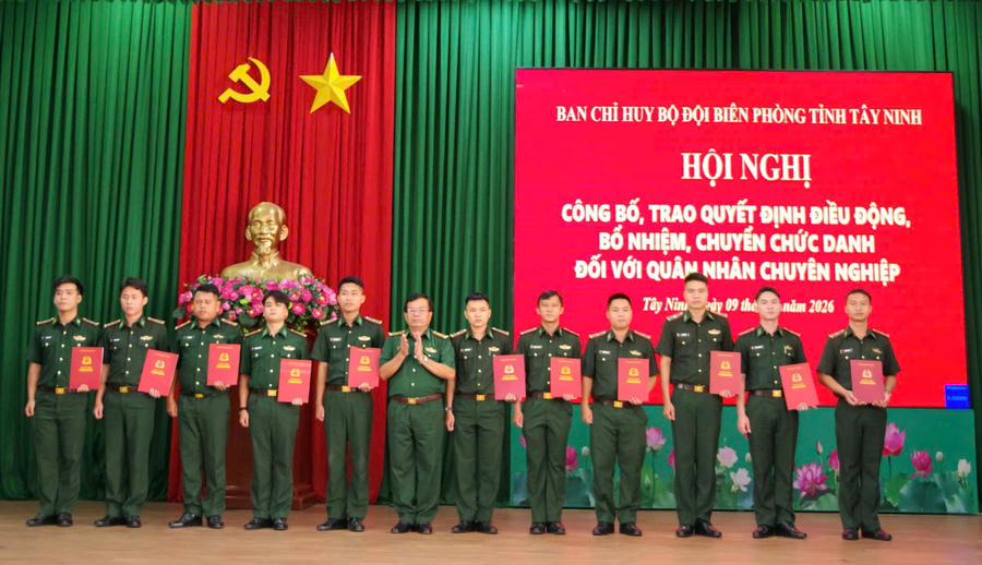 Đại tá Phạm Văn Cờ, Phó Chỉ huy trưởng, Tham mưu trưởng Ban Chỉ huy BĐBP tỉnh Tây Ninh trao Quyết định cho các Quân nhân chuyên nghiệp - (Ảnh: BĐBP Tây Ninh)