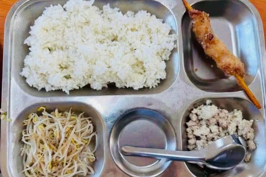 Suất cơm bán trú của học sinh Trường Tiểu học Trung Giã ngày 7/9 bị phản ánh không tương xứng với mức kinh phí 40.000 đồng. Ảnh: Phụ huynh ghi nhận