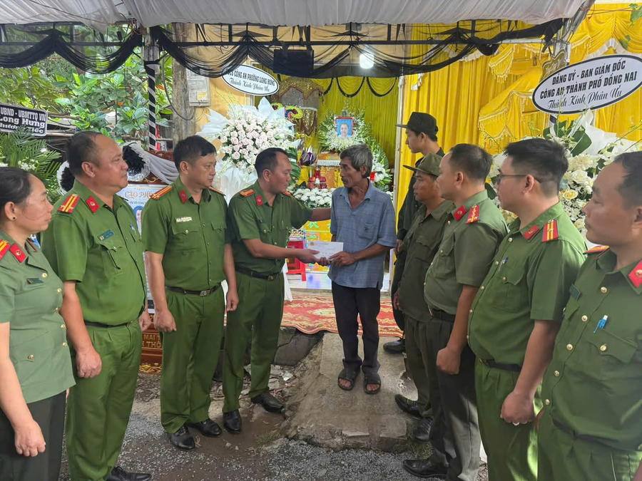 Công an phường Long Hưng đã trao hỗ trợ số tiền 30 triệu đồng đến gia đình.