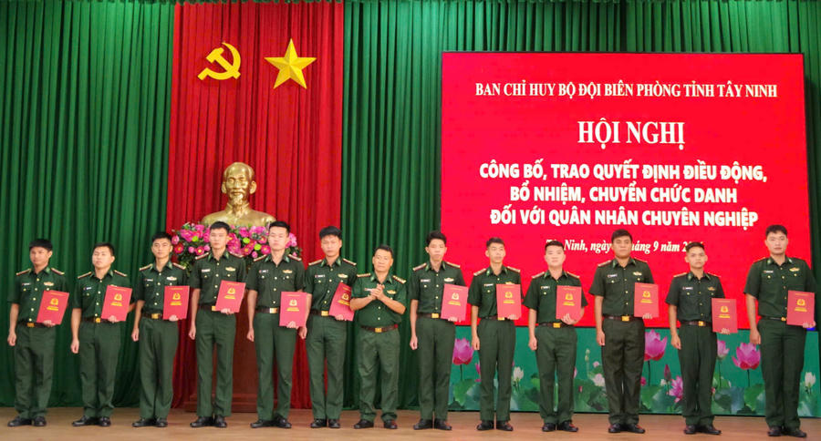 Lãnh đạo Ban Chỉ huy BĐBP tỉnh Tây Ninh trao Quyết định cho các Quân nhân chuyên nghiệp - (Ảnh: BĐBP Tây Ninh)