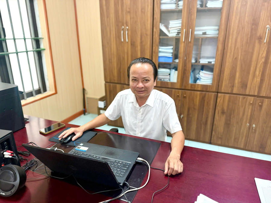 Thầy Nguyễn Thanh Hùng, Bí thư chi bộ - Hiệu trưởng nhà trường.