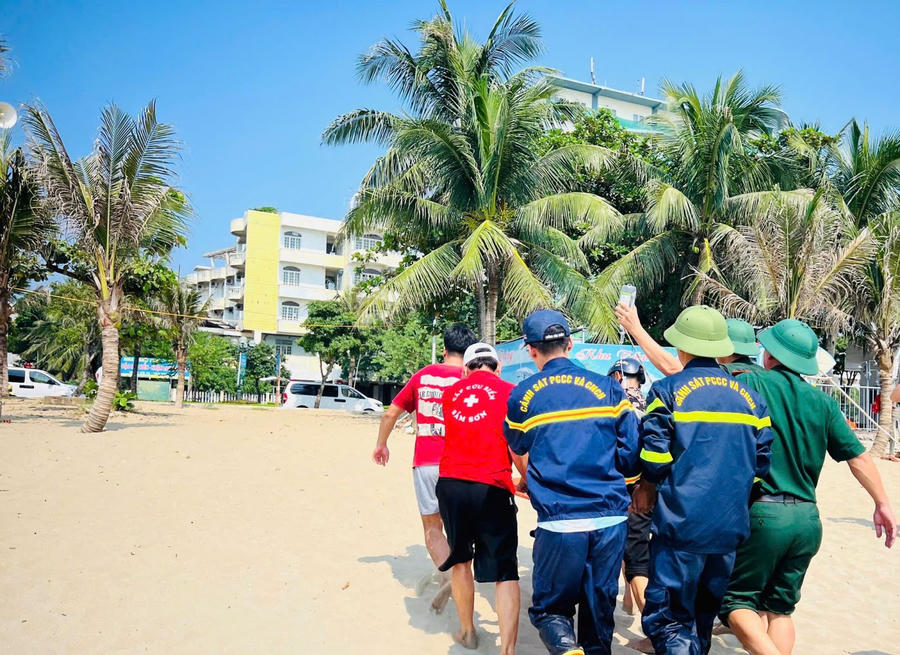 Các lực lượng phối hợp đưa ngư dân gặp nạn từ ngoài biển vào bờ để kịp thời cấp cứu