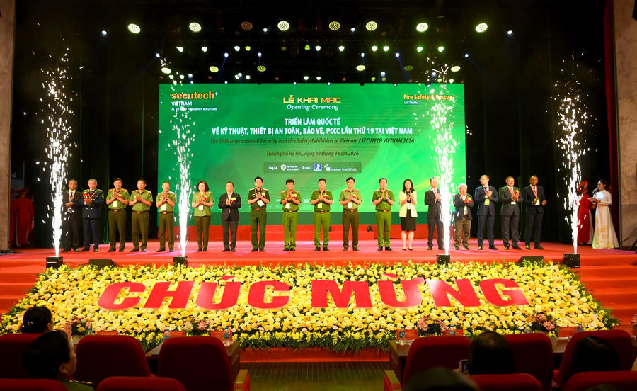Các đại biểu thực hiện nghi thức cắt băng khai mạc Triển lãm.