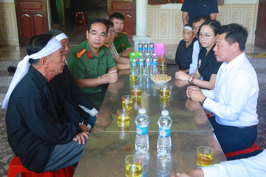Thăm hỏi, động viên gia đình nạn nhân.