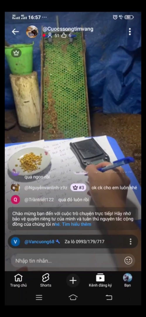 Trong các buổi livestream, các đối tượng quảng cáo, bán những xô cát có chứa các hạt màu vàng.