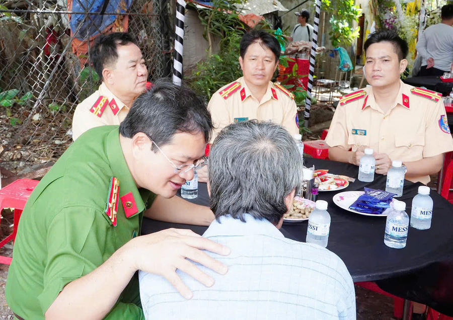 Lãnh đạo Công an TP Đồng Nai thăm hỏi, động viên gia đình.