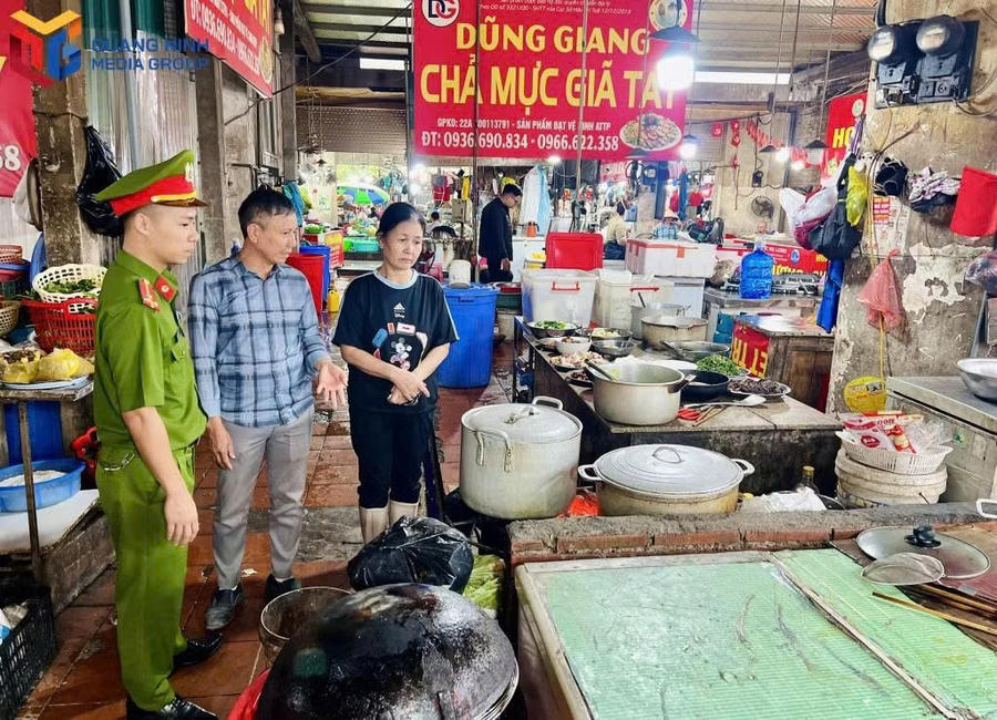 Cán bộ Cảnh sát PCCC và CNCH (Công an thành phố) phối hợp với Ban quản lý chợ Hạ Long I (phường Hồng Gai) kiểm tra và nhắc nhở hộ kinh doanh khu vực đồ ăn chín.Ảnh: Báo Quảng Ninh Cán bộ Cảnh sát PCCC và CNCH (Công an thành phố) phối hợp với Ban quản lý chợ Hạ Long I (phường Hồng Gai) kiểm tra và nhắc nhở hộ kinh doanh khu vực đồ ăn chín.Ảnh: Báo Quảng Ninh