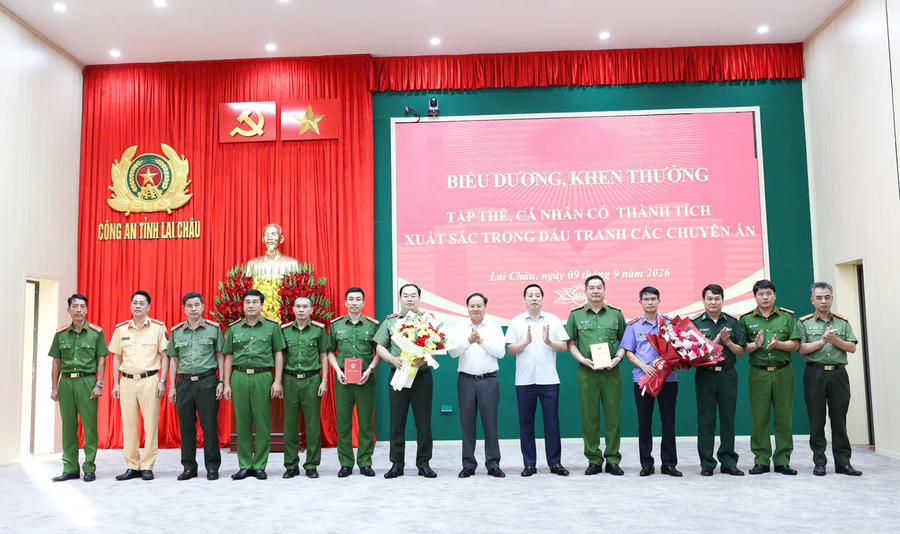 Bí thư Tỉnh ủy Lê Minh Ngân cùng Chủ tịch UBND tỉnh Lai Châu Hà Quang Trung chúc mừng Ban Giám đốc Công an tỉnh và các ban chuyên án.