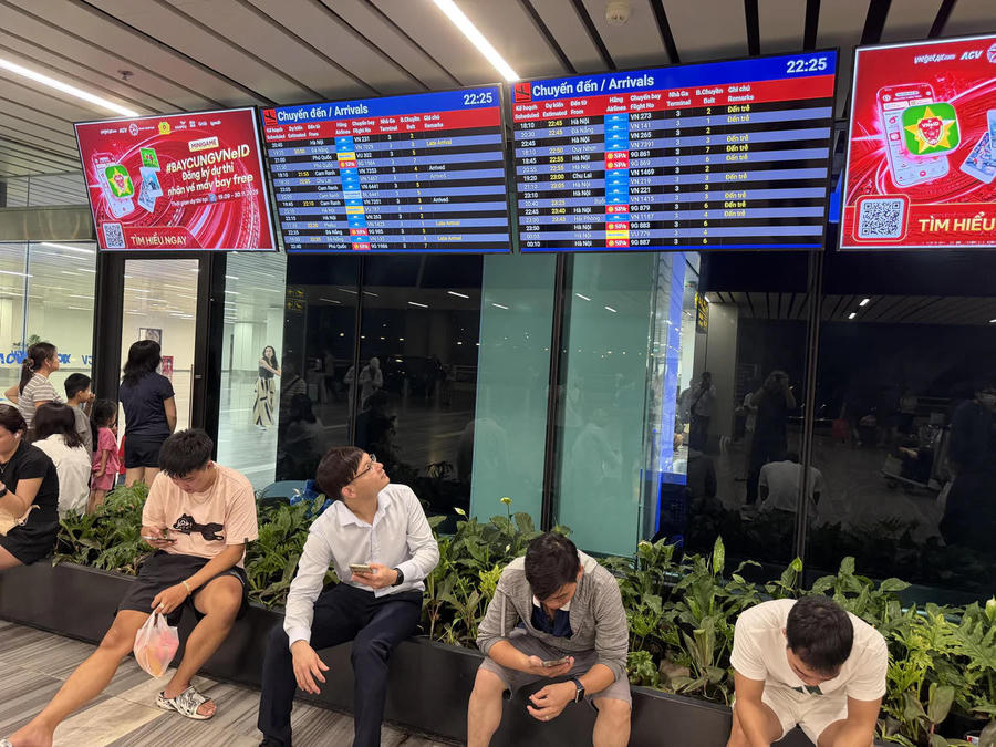 Tối 11/8 nhiều chuyến bay bị ảnh hưởng do Drone uy hiếp các chuyến bay khiến hành khách chờ đón người thân tới tận khuya. Ảnh Công Trung