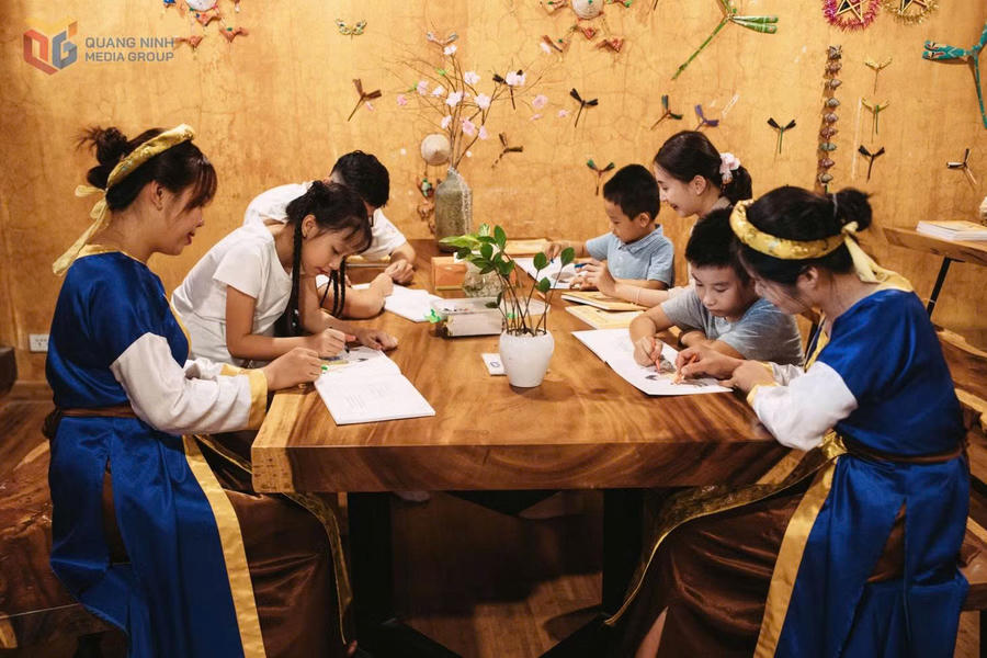 Du khách trải nghiệm vẽ tranh Đông Hồ tại làng Nương, Yên Tử.Ảnh: Báo Quảng Ninh