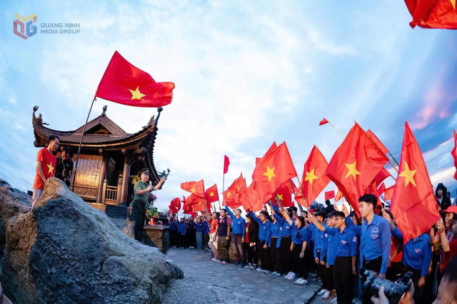Nhiều phật tử, du khách, đặc biệt là những người trẻ đứng trên đỉnh thiêng Yên Tử trong ngày Quốc khánh 2/9, hướng về Quốc kỳ và cất cao lời hát Quốc ca sau hành trình "Rạng rỡ Việt Nam".Ảnh: Báo Quảng Ninh Nhiều phật tử, du khách, đặc biệt là những người trẻ đứng trên đỉnh thiêng Yên Tử trong ngày Quốc khánh 2/9, hướng về Quốc kỳ và cất cao lời hát Quốc ca sau hành trình "Rạng rỡ Việt Nam".Ảnh: Báo Quảng Ninh