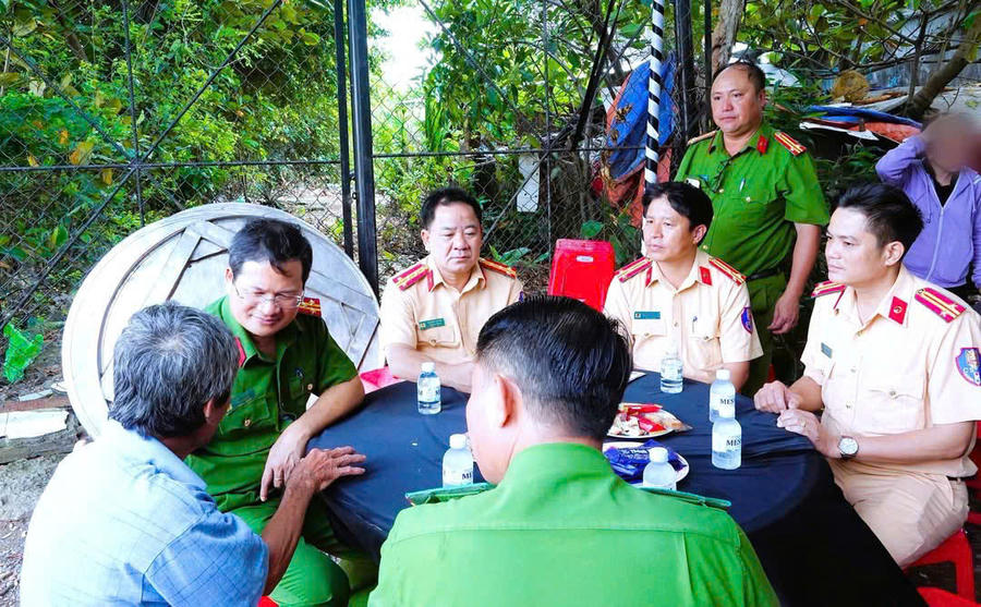 Lãnh đạo Công an TP Đồng Nai thăm hỏi, động viên gia đình.