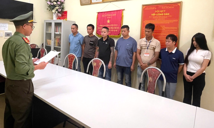 Cơ quan An ninh điều tra Công an tỉnh Sơn La tống đạt quyết định đối với 07 đối tượng.
