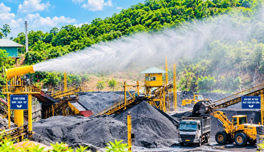 Tưới nước, dập bụi trên khai trường Than Hà Tu.