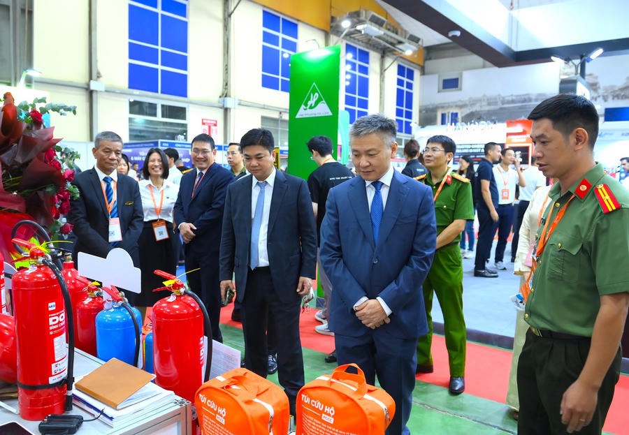 Thứ trưởng Nguyễn Ngọc Lâm thăm quan gian trưng bày sản phẩm tại Triển lãm.