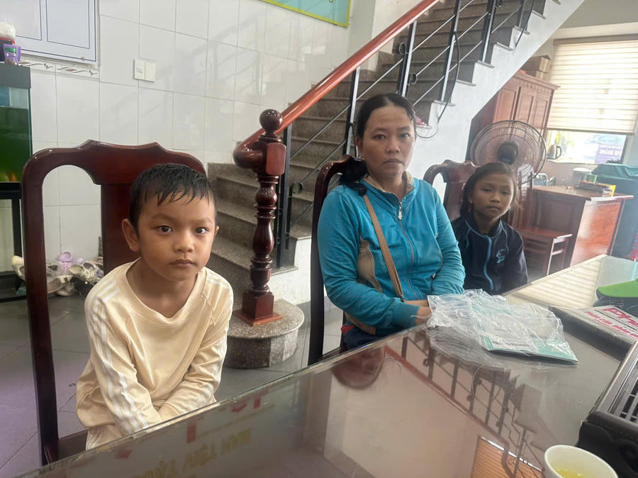 Ba mẹ con chị Vân tại Văn phòng Báo PLVN tại Đồng Nai.