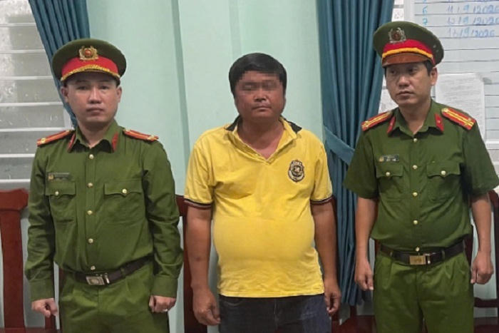 Nguyễn Văn Tỉnh khi bị Cơ quan Cảnh sát điều tra tống đạt Quyết định khởi tố vụ án, bị can.